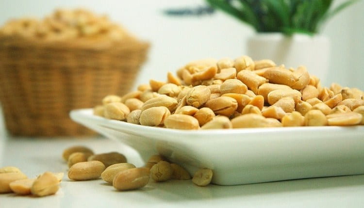 Калорийность жареного и сырого арахиса отличается.