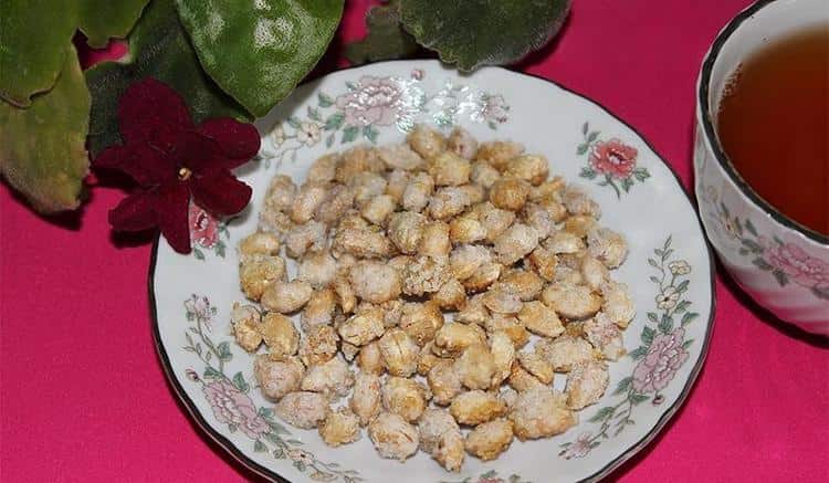 Очень вкусным получается арахис в сахаре.
